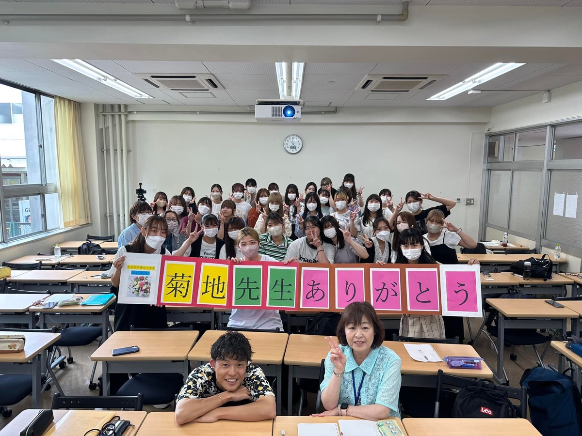 学生向け講演のようす（菊地先生ありがとうの寄せ書きと学生たち）